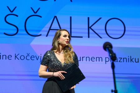 Deklica s piščalko-13